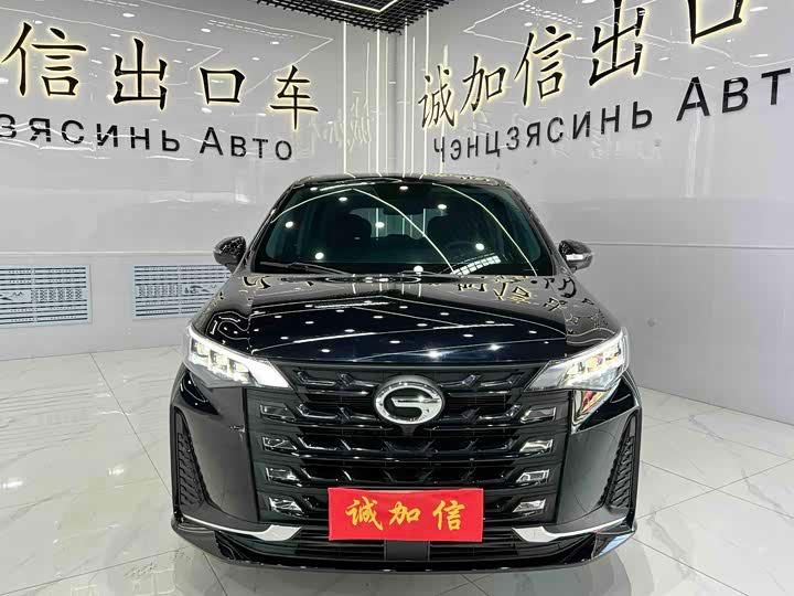 Чёрный минивэн GAC M6 в экспортном автосалоне