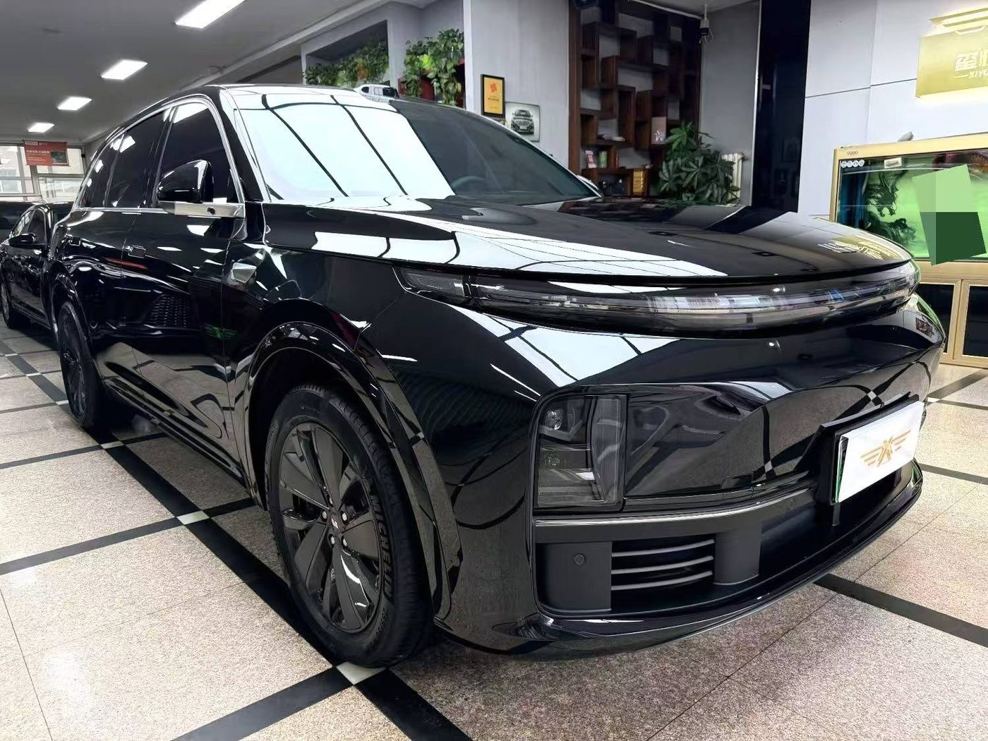 Li Auto L7 в автосалоне на площадке партнёра в Китае