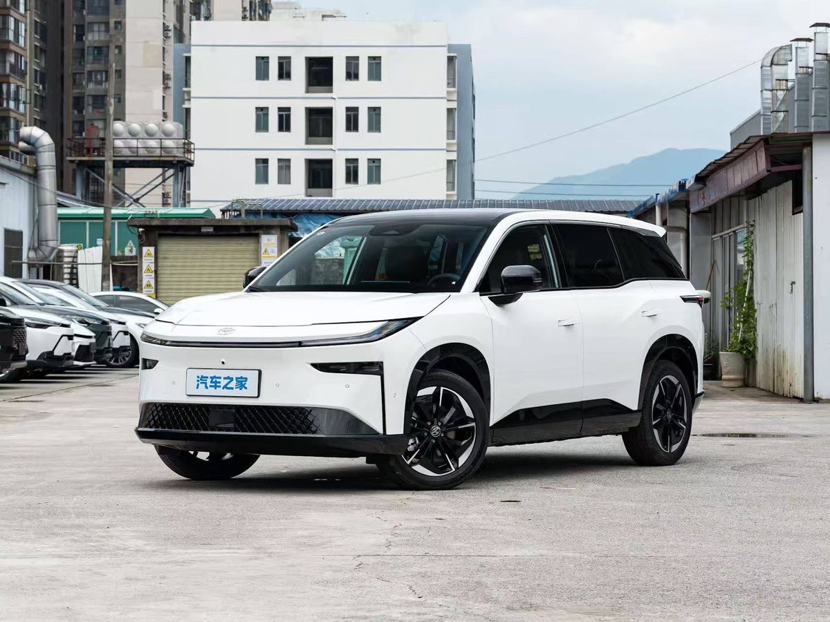 Белый кроссовер Toyota bZ3X на площадке