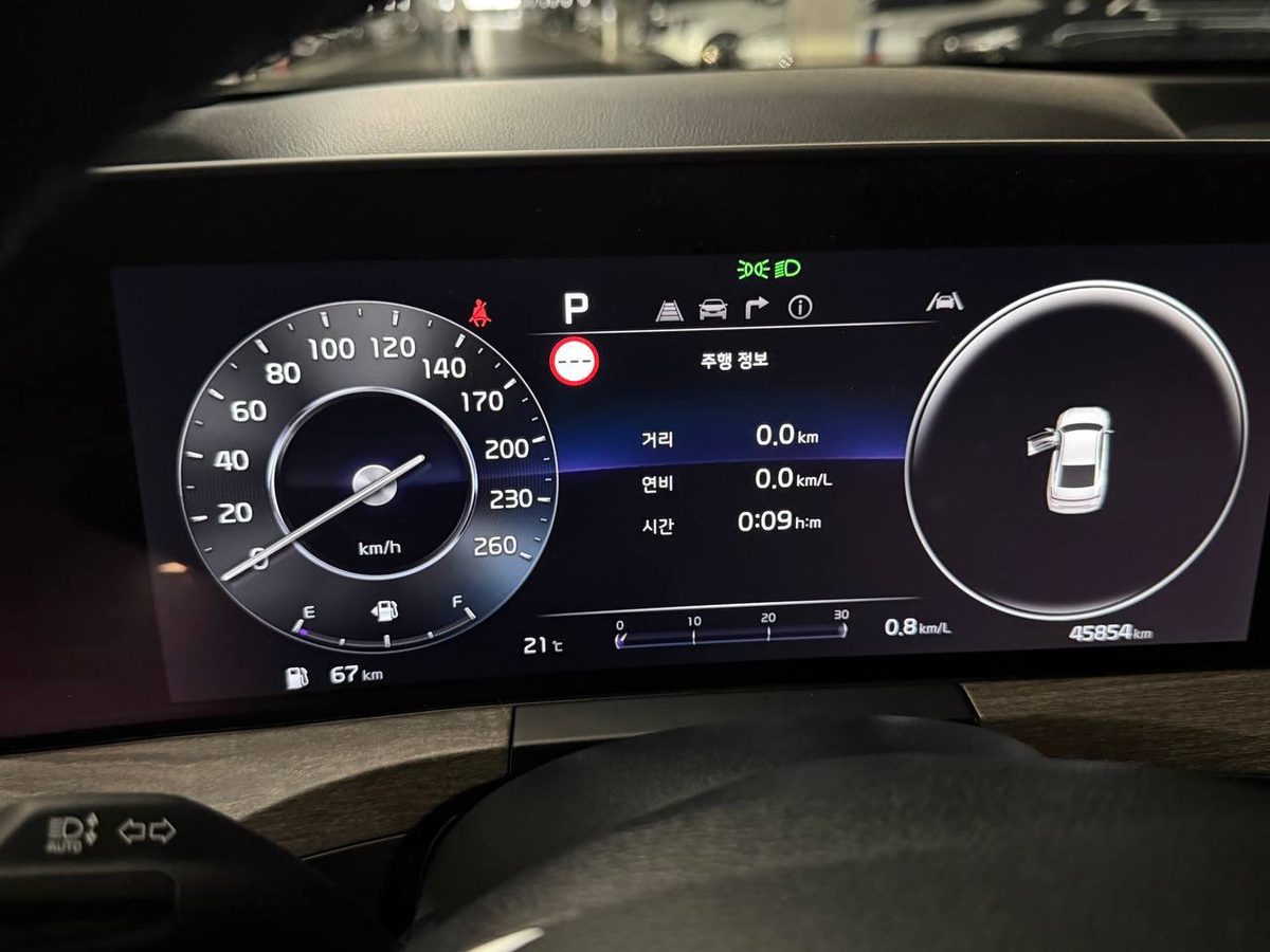 Приборная панель автомобиля с показанием пробега 45 854 км