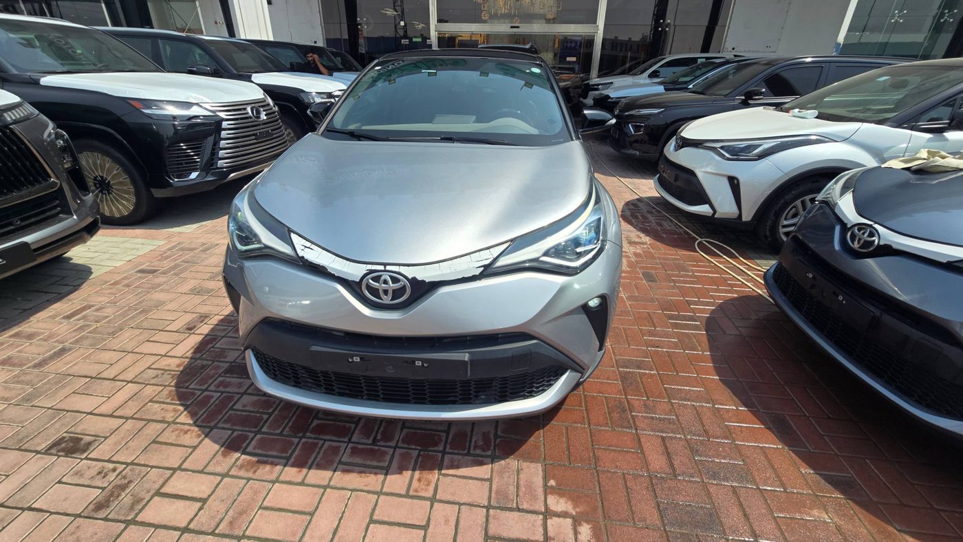 Серебристая Toyota C-HR на площадке дилера в ОАЭ