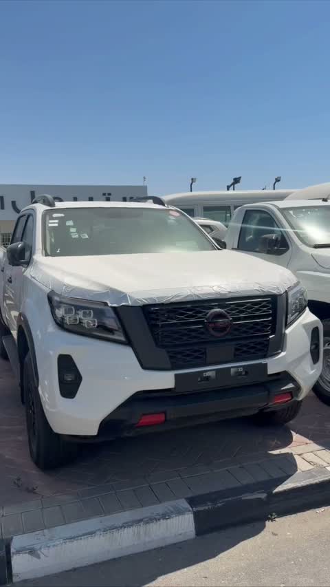 Nissan Navara Pro-4X, 2025 — белый пикап на площадке дилера в ОАЭ, кадр из видеообзора